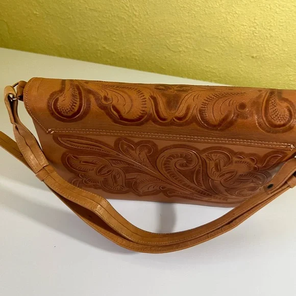 Vintage Tooled leather bag - Picture 14 of 14